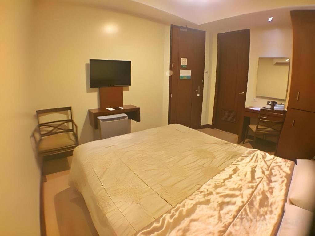 Mansion Garden Hotel Olongapo Extérieur photo