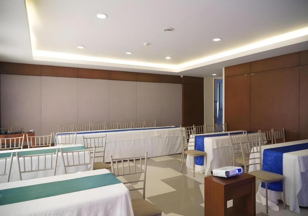 Mansion Garden Hotel Olongapo Extérieur photo